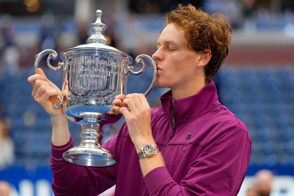 Jannik Sinner feiert den Titel bei den US Open emotional.