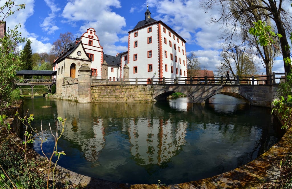 Zum vielfältigen Programm des Denkmaltags in Thüringen gehören auch Führungen durch Schloss Kochberg. Das Rittergut mit Schloss und Park und dem Liebhabertheater ist fast vollständig erhalten. (Archivbild)