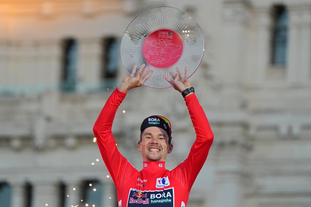Primoz Roglic jubelt im Roten Trikot des Gesamtführenden bei der Vuelta.