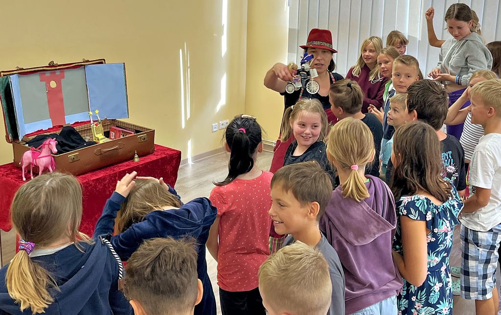 Begeisterter Jubel für die Hochzeitskutsche des Prinzen in Grieben. Die Grundschüler lassen sich in die Koffertheater-Geschichte mit einbeziehen.