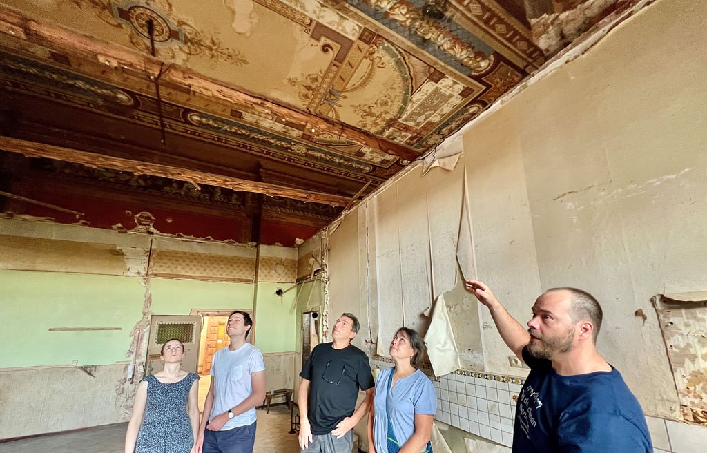 Christian Czerny (von rechts), Eigentümer des Gutshauses Kraaz in Osmarsleben, erläutert am Tag des offenen Denkmals Astrid und Michael Lüders, Daniel Wolfram und Saphira Streck im ehemaligen Tanzsaal, wie er die wunderbare Deckenmalerei entdeckt hat. 