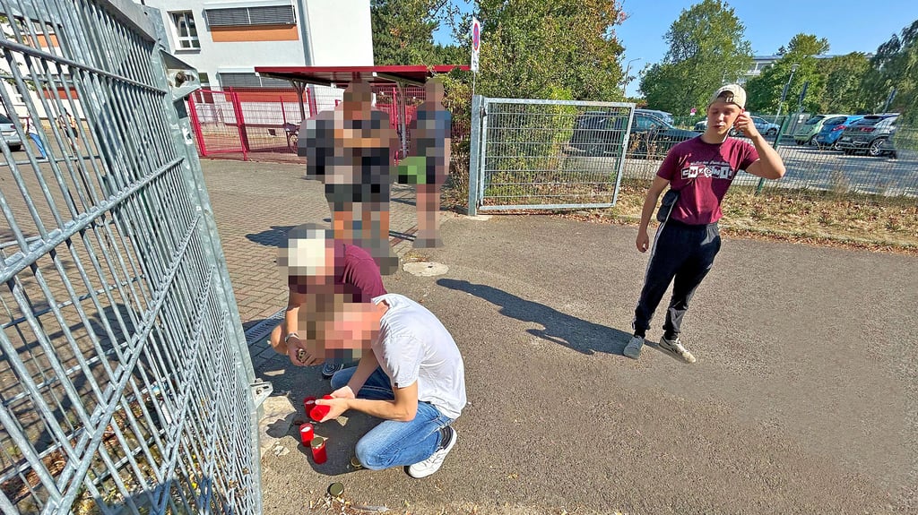 Freunde des abgestürzten Jugendlichen - darunter Lenny (rechts) - haben an einer Sekundarschule in Wolfen im Gedenken Kerzen entzündet.