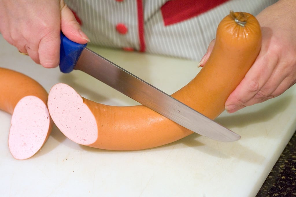 Die „Gut&Günstig Delikatess Geflügel-Fleischwurst“ in der 400-Gramm-Packung wurde bei der Herstellung teilweise nicht erhitzt. (Symbolbild)