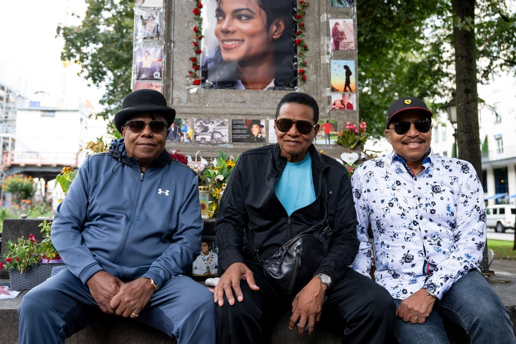 Tito, Jackie und Marlon Jackson haben anlässlich ihres Deutschlandkonzerts in München erstmals das Denkmal für ihren Bruder Michael besucht, der 2009 starb.
