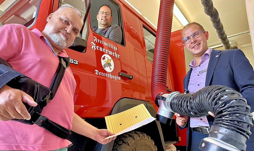 Burgs Bürgermeister Philipp Stark mit dem Detershagener Ortsbürgermeister Ingolf Meyer und Wehrleiter Danny Rodazinski an der neuen Absauganlage.