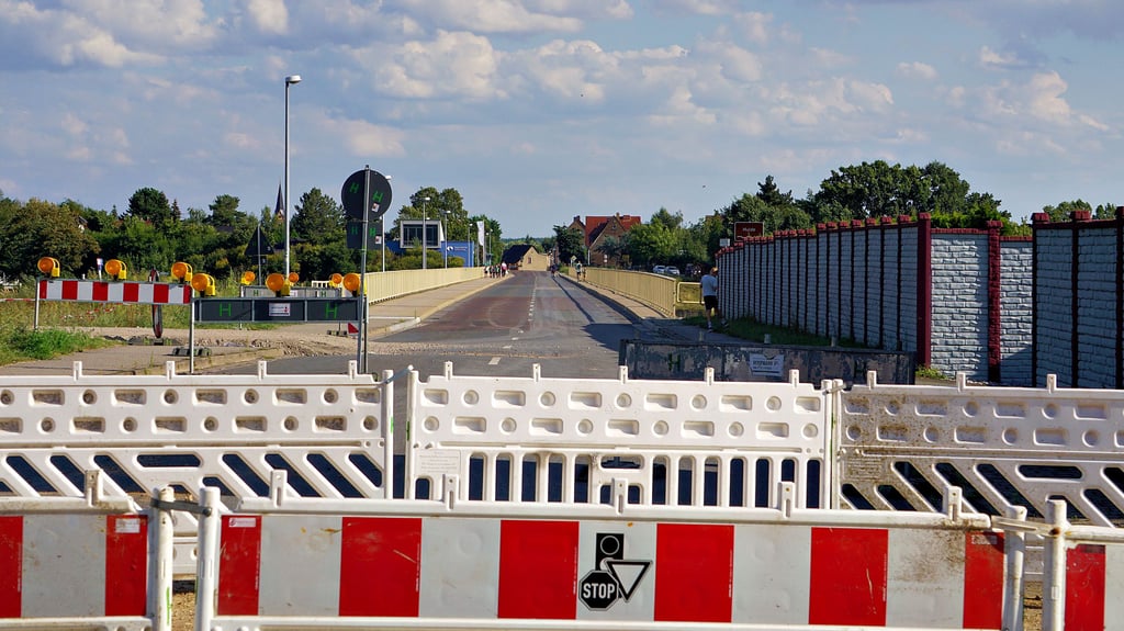 Wegen der Arbeiten ist auch die Brücke in Friedersdorf seit Wochen dicht.