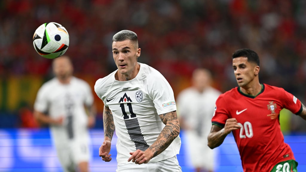 Sloweniens Benjamin Sesko (l.) und Portugals Joao Cancelo kämpfen bei der EM um den Ball