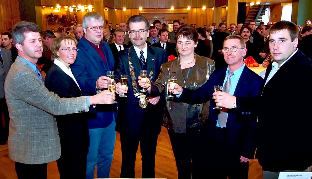 Beim Festakt   2004 stoßen die Ortsbürgermeister der Gemeinden Vitzenburg (Carsten Knuhr, l.), Schmon (Heike Roßner, 2.v.l.), Leimbach (Hans-Jürgen Gase, 3.v.l.), Weißenschirmbach (Ilka Kühne, 3.v.r.), Ziegelroda (Horst Bernhardt, 2.v.r.) und Grockstädt (Carsten Stieberitz, r.) mit Querfurts Bürgermeister Peter Kunert auf gute Zusammenarbeit an.