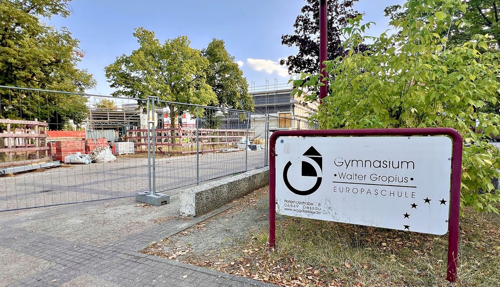 Die Bauarbeiten auf dem Gelände des Walter-Gropius-Gymnasium für die neue Zweifeld-Sporthalle gehen voran. Doch kann das Gymnasium auch in Zukunft seine Selbstständigkeit behalten?