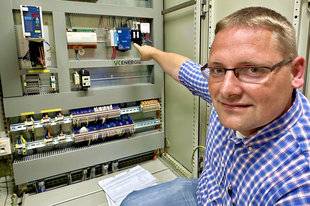 Andrè Fräsdorf, Leiter Wärmeversorgung der Stadtwerke, zeigt auf ein kleines blaues Modul: Das ist die Künstliche Intelligenz (KI).