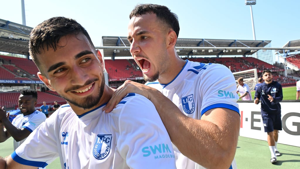 Livan Burcu (li.) und Falko Michel vom 1. FC Magdeburg, nach dem Sieg gegen den 1. FC Nürnberg.