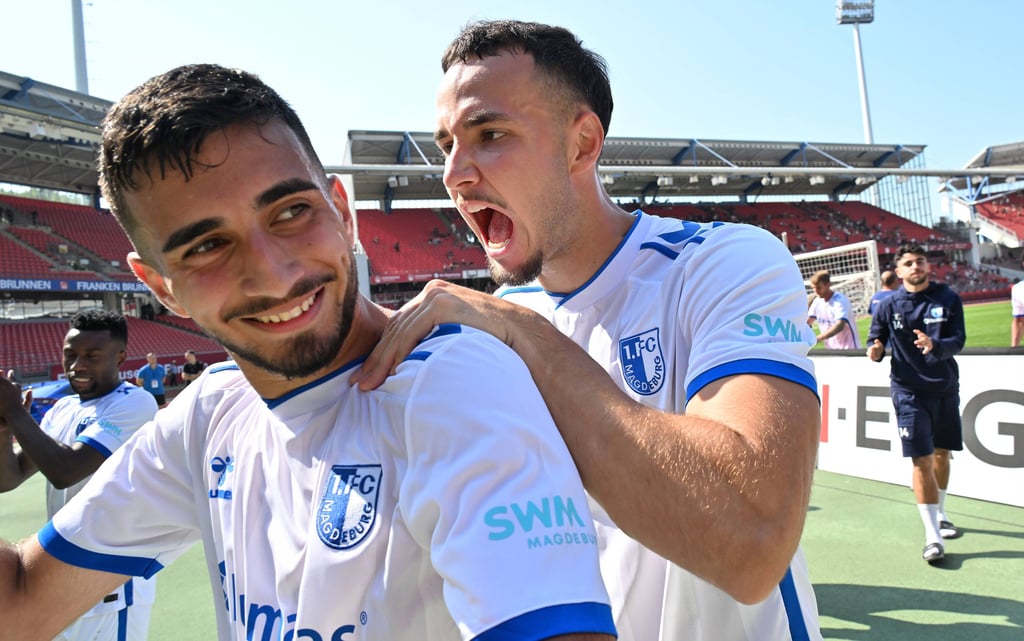 Livan Burcu (li.) und Falko Michel vom 1. FC Magdeburg, nach dem Sieg gegen den 1. FC Nürnberg.