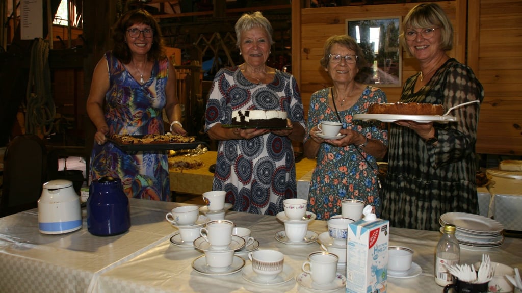 Die Töpferfrauen sorgten in der Museumsscheune für eine Kaffeetafel mit selbst gebachenem Kuchen.