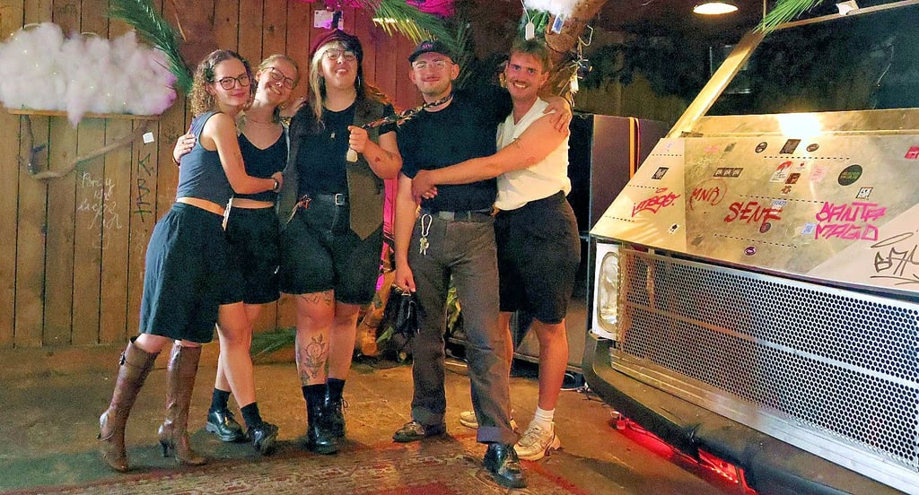 Emily Rothe, Samira Bouslimi, Fanny Lasch, Leon Jung und Eric Langrock (von links) in ihrem Stammladen, dem Charles Bronson in Halle