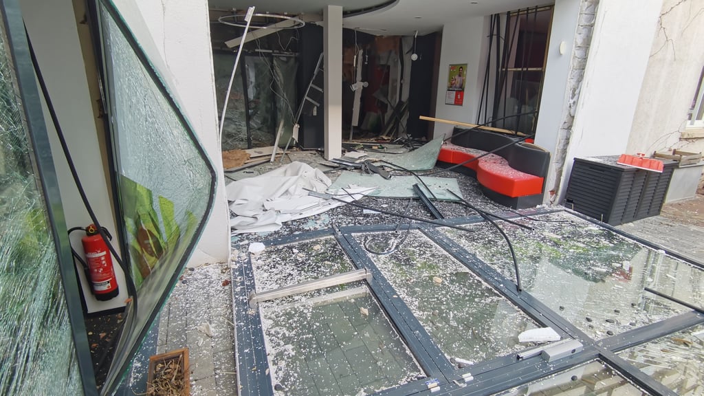 Blick in die zerstörte Harzsparkassenfiliale in Blankenburg am Morgen des 29. Januar vom Hinterhof aus.