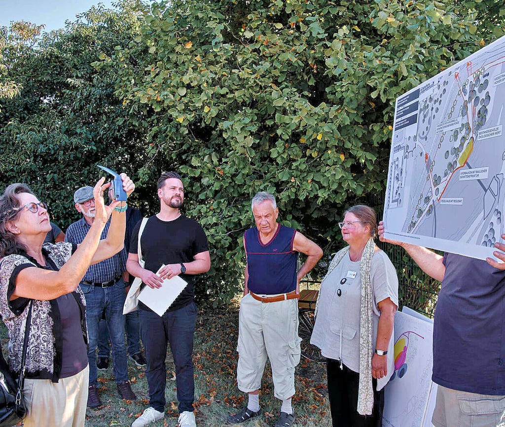 Interessierte Blicke auf der Mühleninsel: Den Plan hat Christopf Därr (im schwarzen T-Shirt) entworfen.