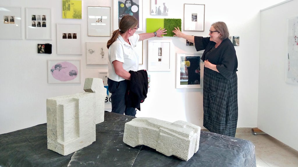 Kunst zum Anfassen begeistert auch Besucherin Birka Brandt (l.) in Angelika Flaigs Galerie in Oebisfelde.