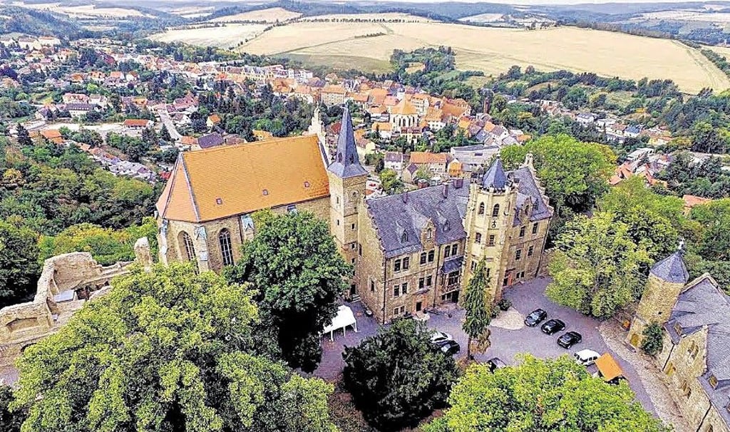 Die Region auf einen Ausblick: Das Stadtschloss thront hoch oben über Mansfeld.