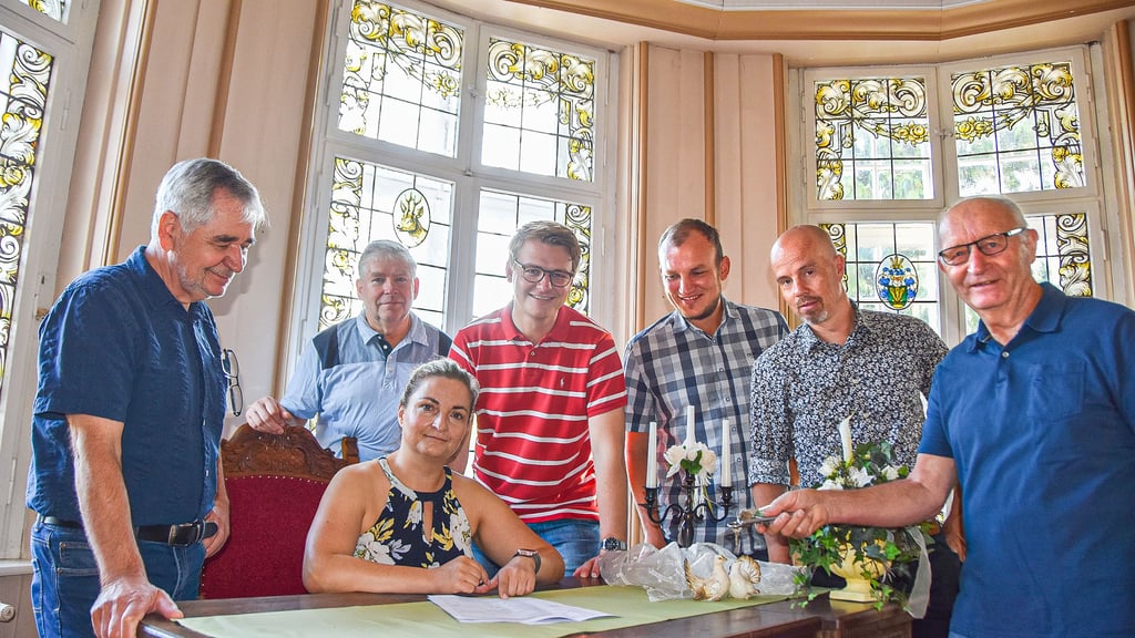 Calvördes Bürgermeister Hubertus Nitzschke (v.l.), Ingo Springborn von der Interessengemeinschaft (IG), Annett Dippe von der Kreisplanung des Landkreises Börde, Marius Denecke, Geschäftsführer des Bauernverbandes „Börde“, Matthias Lübke von der Unteren Denkmalschutzbehörde Börde, Tourismusmanager Tino Raguse vom Landkreis und Manfred Franke von der IG besichtigen das Herrenzimmer im Dorster Schloss.
