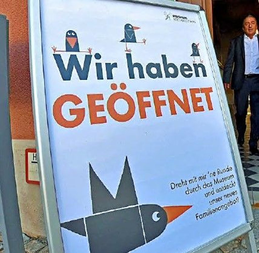 Museumsrabe Bogo ist stets an der Seite der Kinder.