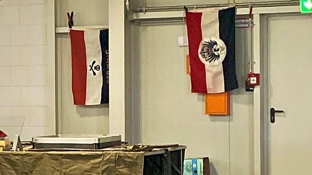 Beim Nachtflohmarkt in den Magdeburger Messehallen wurden Reichsflaggen angeboten.