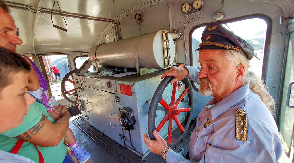 Eisenbahnclub-Chef Roman Neunherz ist mit den Besuchern im Führerstand der Kleindiesellok Kö 5226 von Deutz, Baujahr 1944, unterwegs.