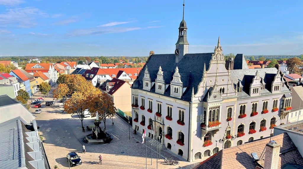 Sind spielende Kinder und die Wasserfontänen auf dem Markt in Schönebeck zu laut?  Ein Anwohner ärger sich jedenfalls darüber.