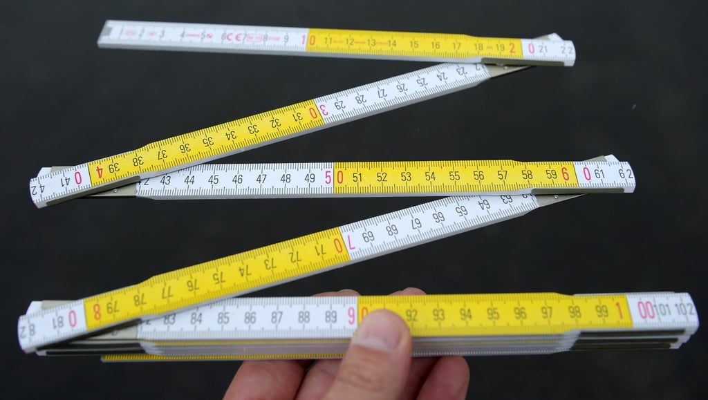 Mit einem Zollstock hat ein Rentner in Wittenberg den Verkehr aufgehalten und die Polizei auf den Plan gerufen.