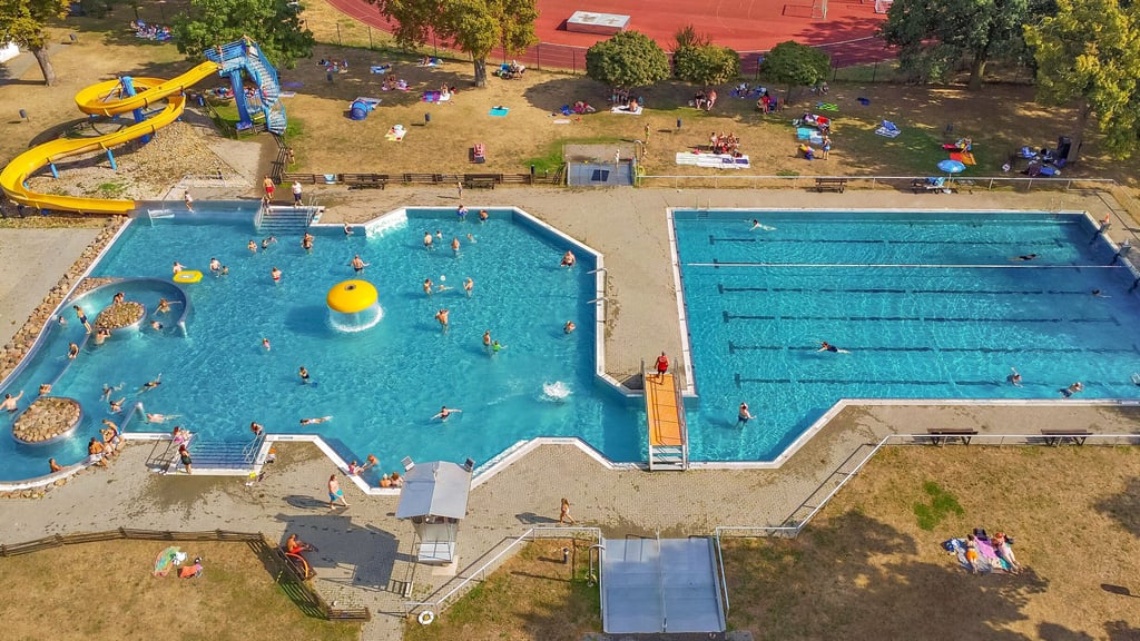 Das Spaßbad in Wanzleben aus der Vogelperspektive am letzten Tag der Badesaison.