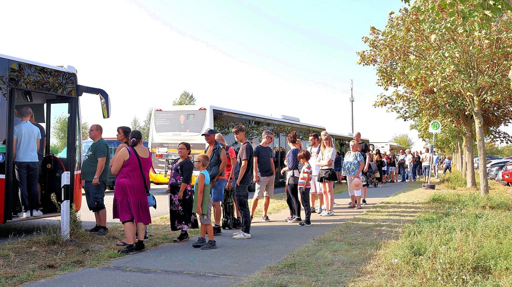 An der Bushaltestelle am Parkplatz im Norden von Havelberg war Geduld bei den Wartenden gefragt. Die Busse fuhren im Pendelverkehr zum Pferdemarkt.