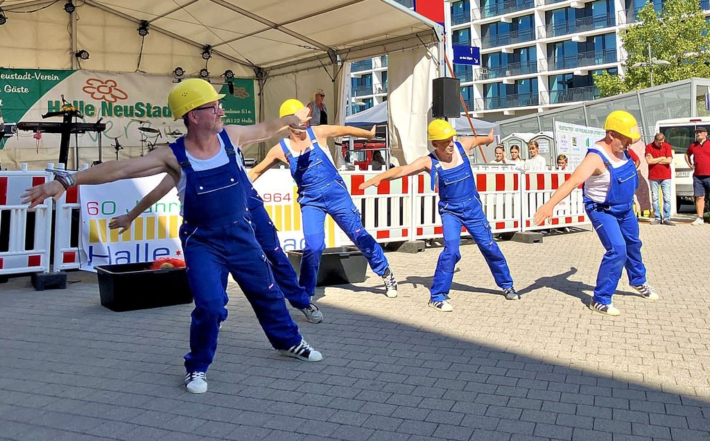 Die „Baustellenboys“ vom Karnevalklub Halle-Neustadt „C2HN“ heizten den Zuschauern des Neustadtfests kräftig ein