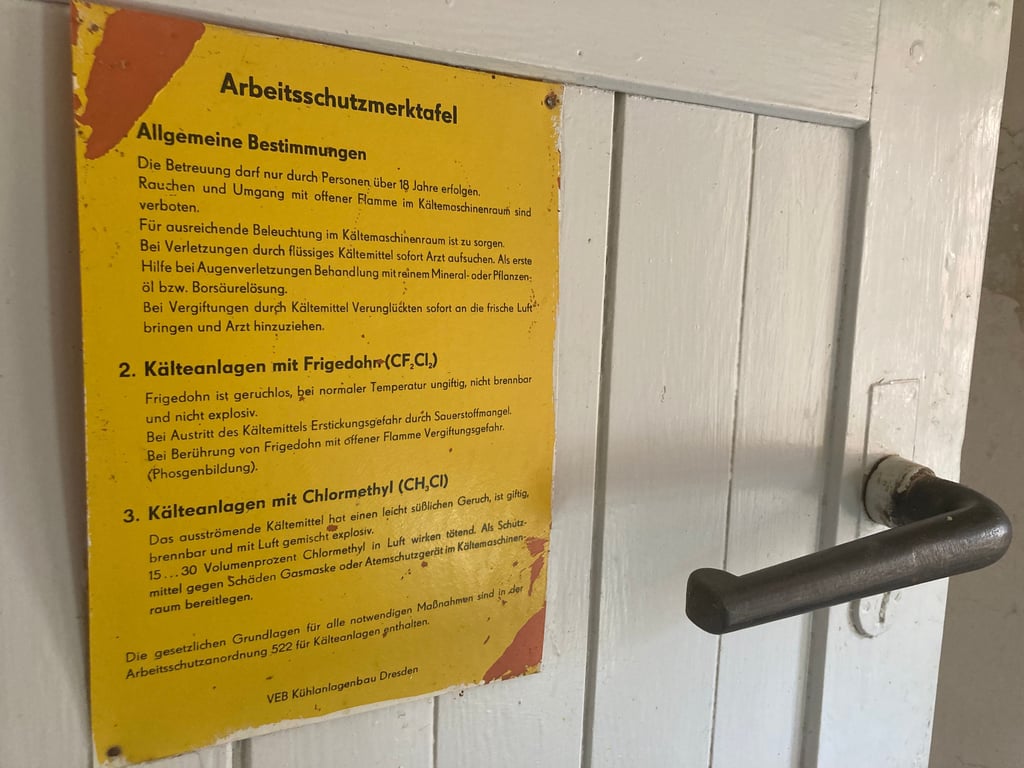 Dieses Schildm ist an einem ehemaligen Kälteraum im Westflügel des Klosters Jerichow zu finden.