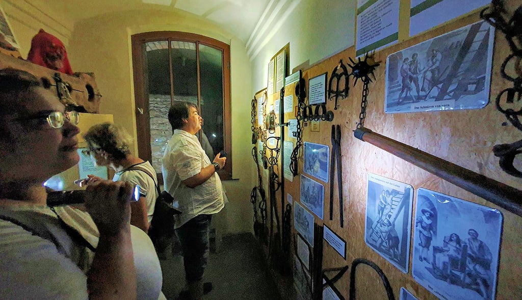 In den dunklen alten Gefängniszellen konnten die Besucher in der Nacht mit Taschenlampen das Kriminalpanoptikum erkunden.