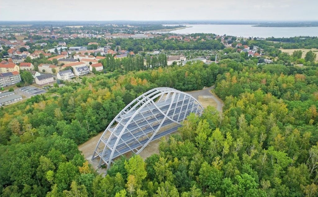 Moderne Skulptur und begehbares Bauwerk zugleich: der Bitterfelder Bogen.