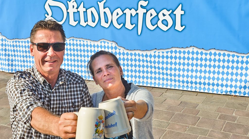 Fabian Schmelzer und Barfrau Britta Bischoff stecken schon jetzt mitten in den Vorbereitungen für das Oktoberfest in Wolmirstedt.