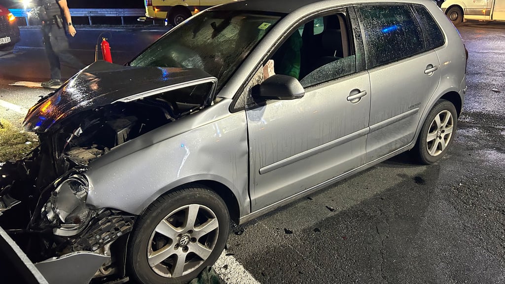 Bei einer Kollision von zwei Autos an einer Kreuzung der L 235 in Harzgerode wurden am Sonntagabend drei Menschen verletzt.