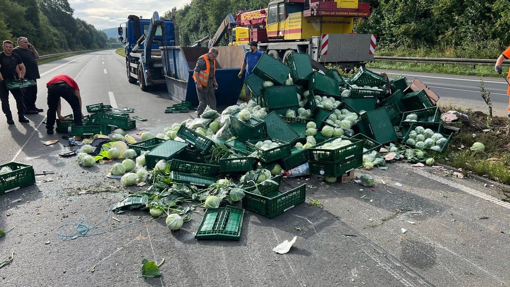 Bei dem Unfall wurde auch die mittlere Leitplanke beschädigt.
