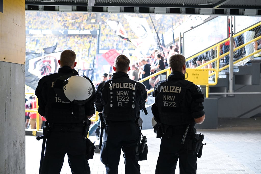 Polizisten beim Einsatz im Stadion während der Partie des BVB gegen Eintracht Frankfurt.