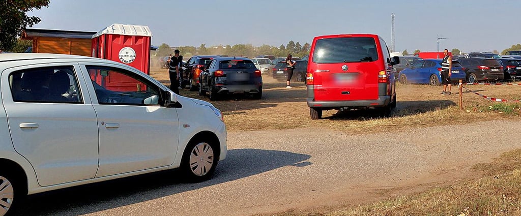 Pferdemarktbesucher aus dem Norden wurden auf den Parkplatz am Kreisel in Havelberg geleitet. Per Bus-Shuttle ging es runter aufs Festgelände.