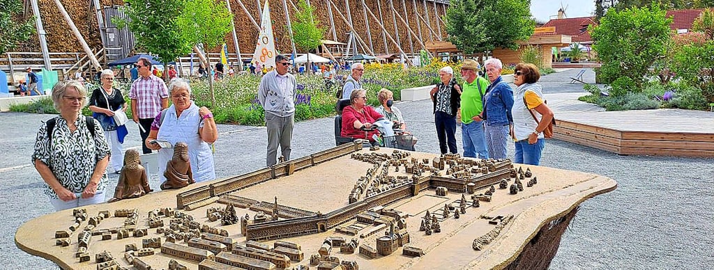 Tangerhütter am Modell des Kurparks von Bad Dürrenberg.