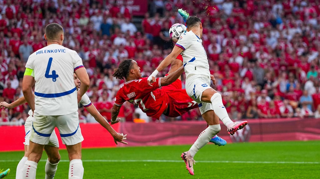 RB-Profi Yussuf Poulsen beim Fallrückzieher im Spiel Dänemarks gegen Serbien