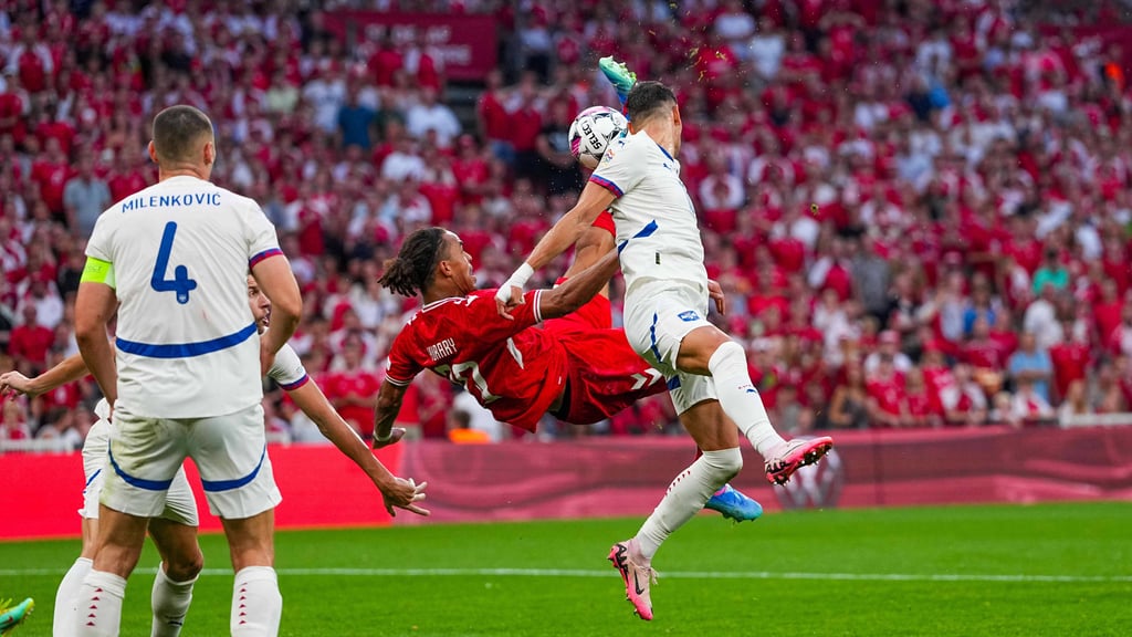 RB-Profi Yussuf Poulsen beim Fallrückzieher im Spiel Dänemarks gegen Serbien