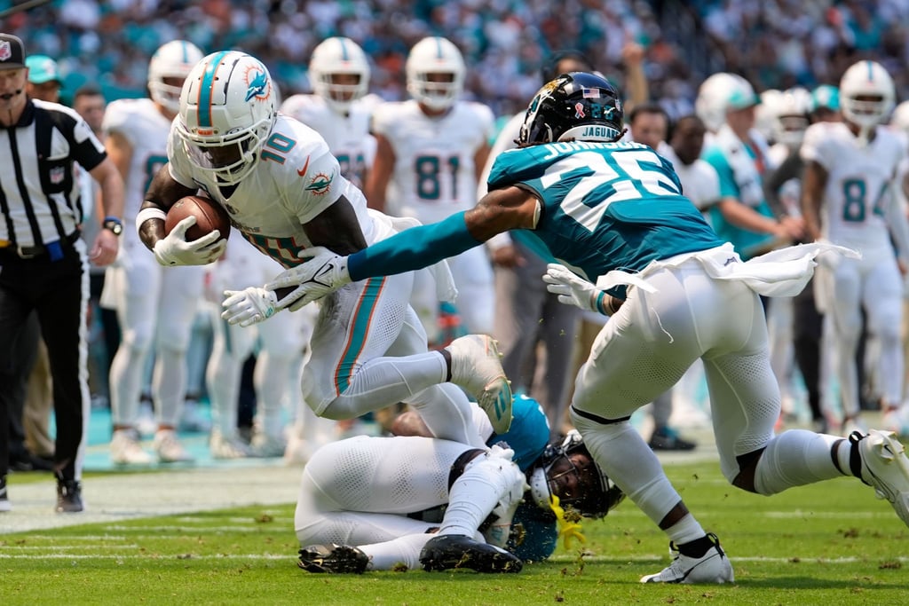 Nach Festnahme auf dem Feld und mit einem Touchdown erfolgreich: Tyreek Hill (Nummer 10) von den Miami Dolphins.