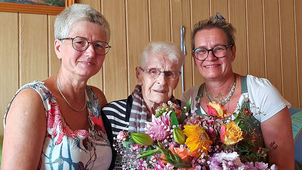 Isolde Nieft, hier mit Schwiegertochter Sabine Nieft und Enkelin Jeannette Heuchert, feierte den 100. Geburtstag in Frose.