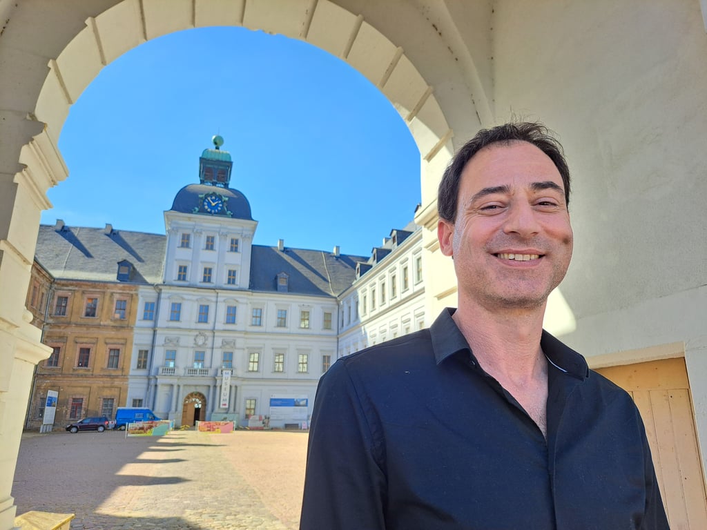 Schuhdesigner Kobi Levi aus Israel war am Wochenende das erste Mal in Weißenfels. Die Schuhausstellung fand er sehr inspirierend.