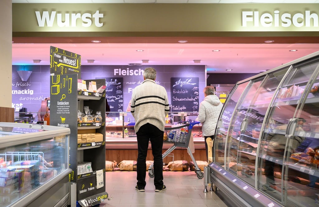 Die Supermarktketten suchen Tausende Beschäftigte für ihre Bedientheken mit Fleisch, Wurst und Käse.