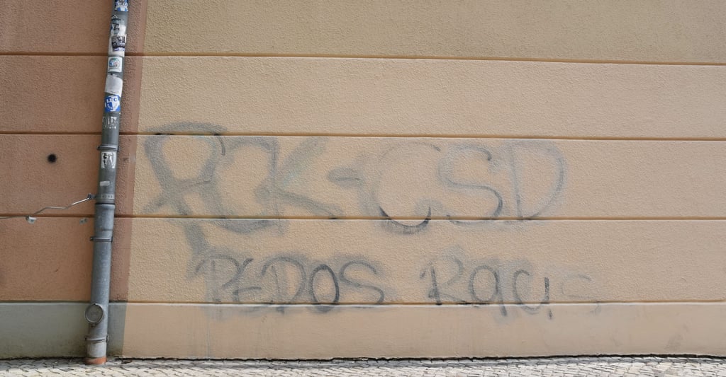 Dieser Schriftzug wurde offenbar übermalt. Die Botschaft ist allerdings immer noch zu erkennen.