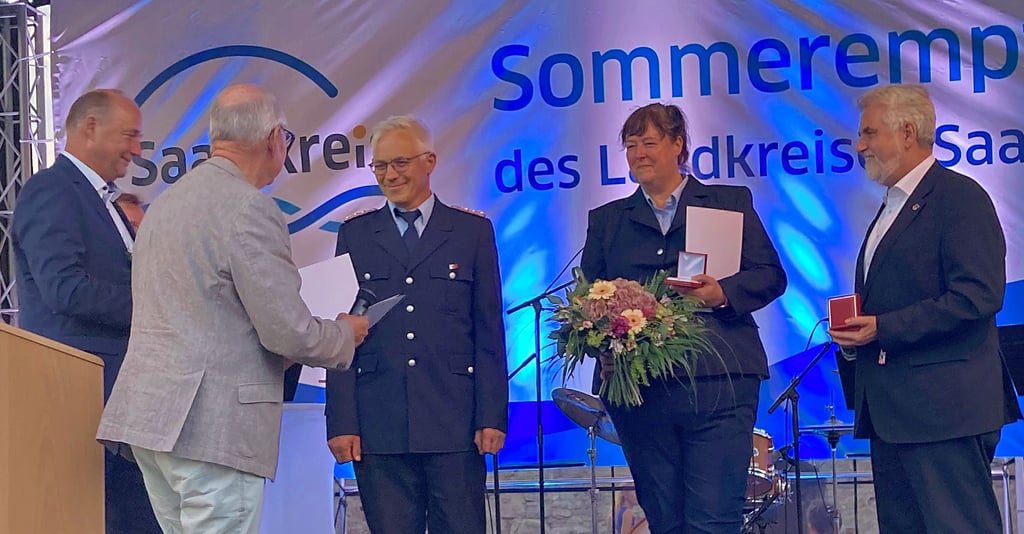 Die Ehrungen von Michael Jahn und Maria Kleppel  wurden von Saalekreis-Landrat Hartmut Handschak (l.), dem Kreistagsvorsitzenden Andrej Haufe  (2.v.l.) und   Landes-Wissenschaftsminister Armin Willingmann (r.) vorgenommen.