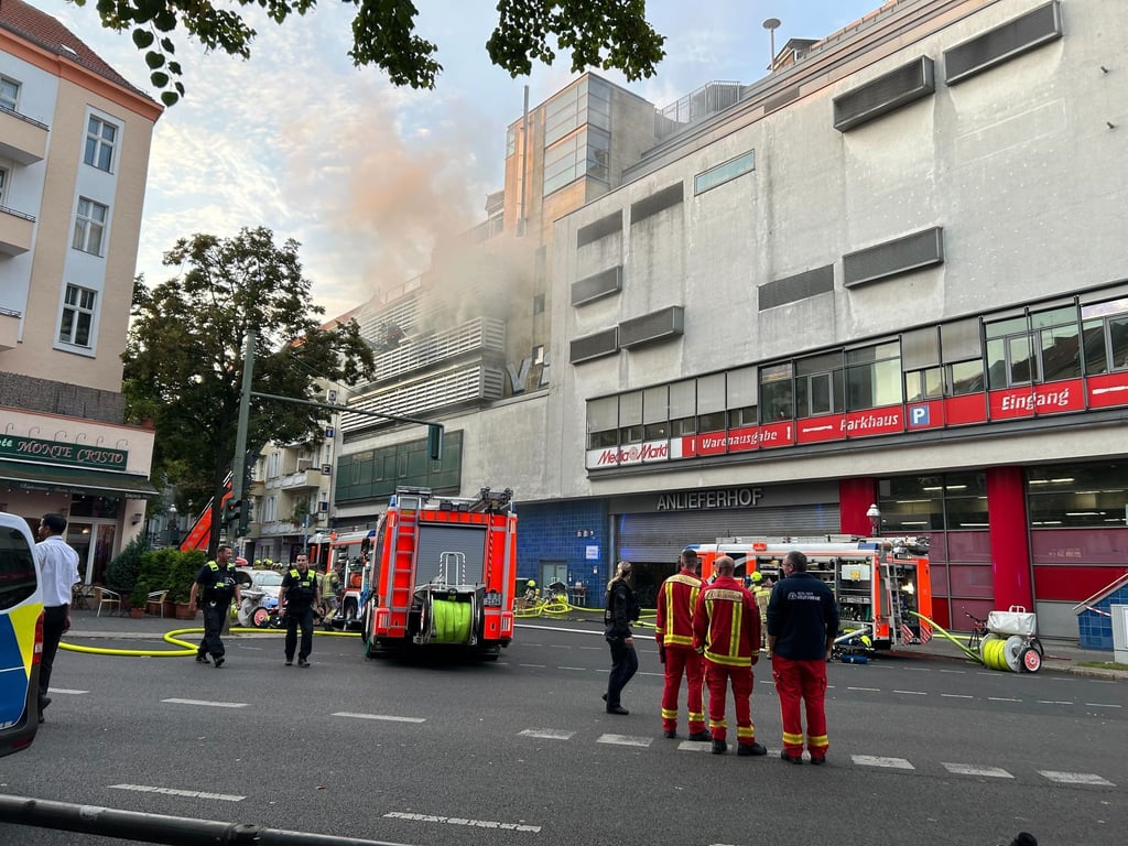 Dutzende Einsatzkräfte sind vor Ort.