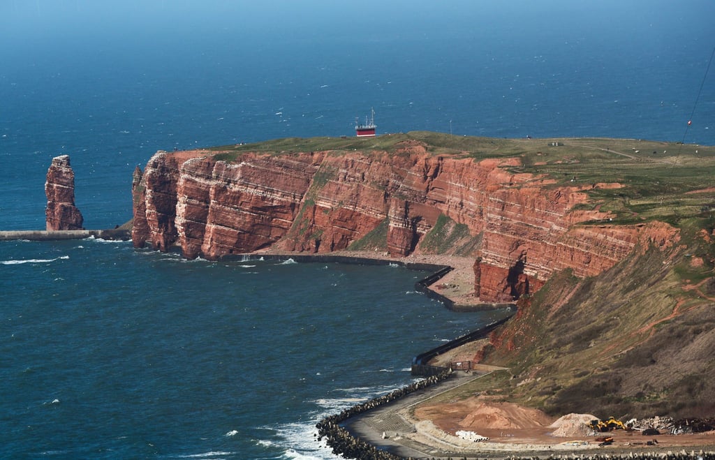 Von Ostfriesland aus fuhr ein Katamaran in den vergangenen Jahren die Hochseeinsel Helgoland an. (Archivbild)